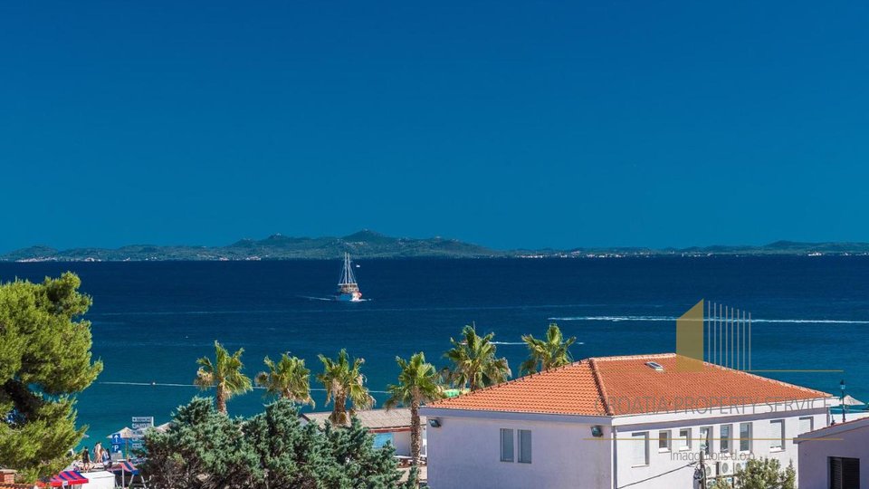 Luksuzna vila s bazenom i krovnom terasom 100m od plaže – otok Vir!