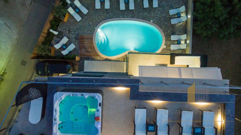 Luksuzna vila s bazenom i krovnom terasom 100m od plaže – otok Vir!