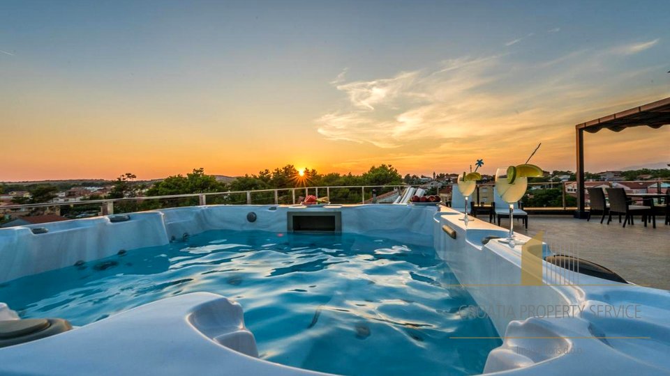 Luksuzna vila z bazenom in strešno teraso 100m od plaže - otok Vir!