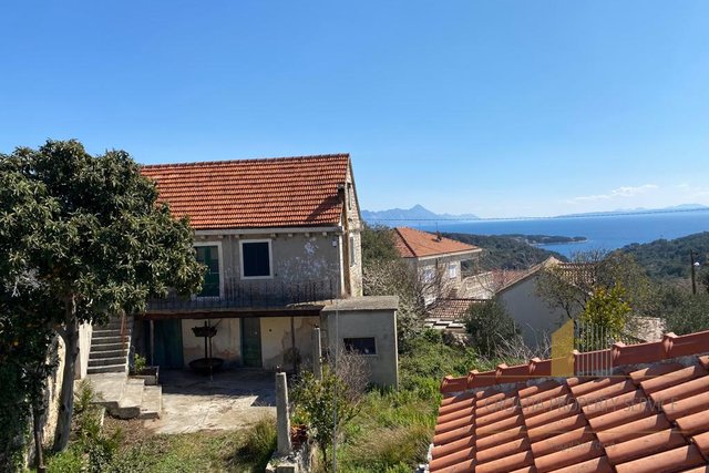 2 Häuser zum Renovieren mit wunderschönem Panoramablick auf das Meer - die Insel Brac!