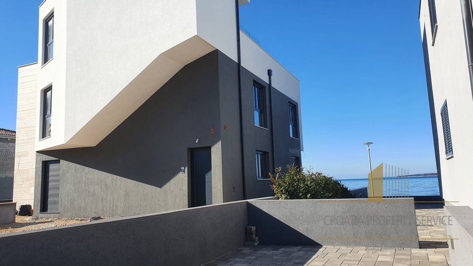 Luksuzni penthouse na TOP lokaciji prvi red uz more u blizini Zadra!