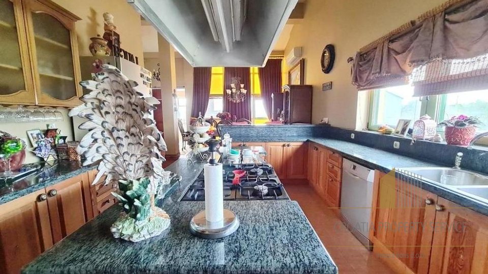 Lepa nepremičnina s 5 apartmaji prva vrsta do morja z zasebnim privezom v Zatonu!