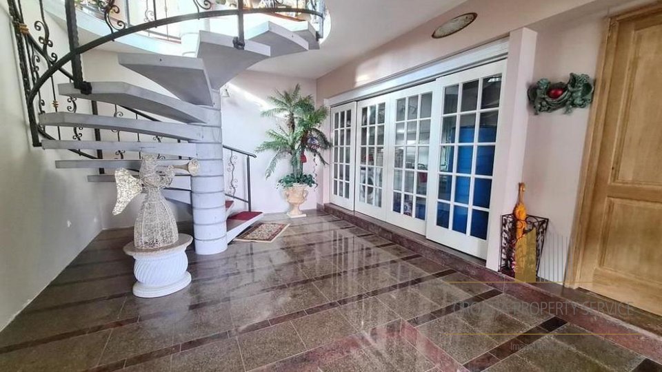 Lepa nepremičnina s 5 apartmaji prva vrsta do morja z zasebnim privezom v Zatonu!