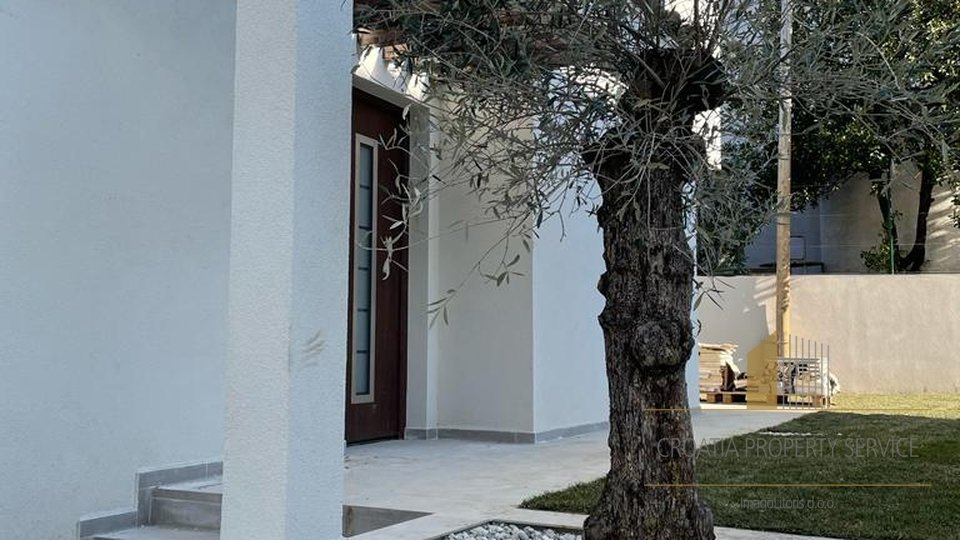 Modern villa with pool in a fantastic location 2nd row to the sea on the Ciovo peninsula!