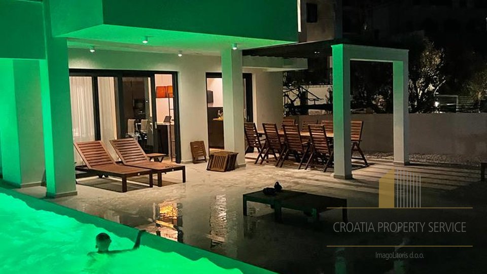 Moderna vila z bazenom na fantastični lokaciji 2. vrsta do morja na polotoku Čiovo!