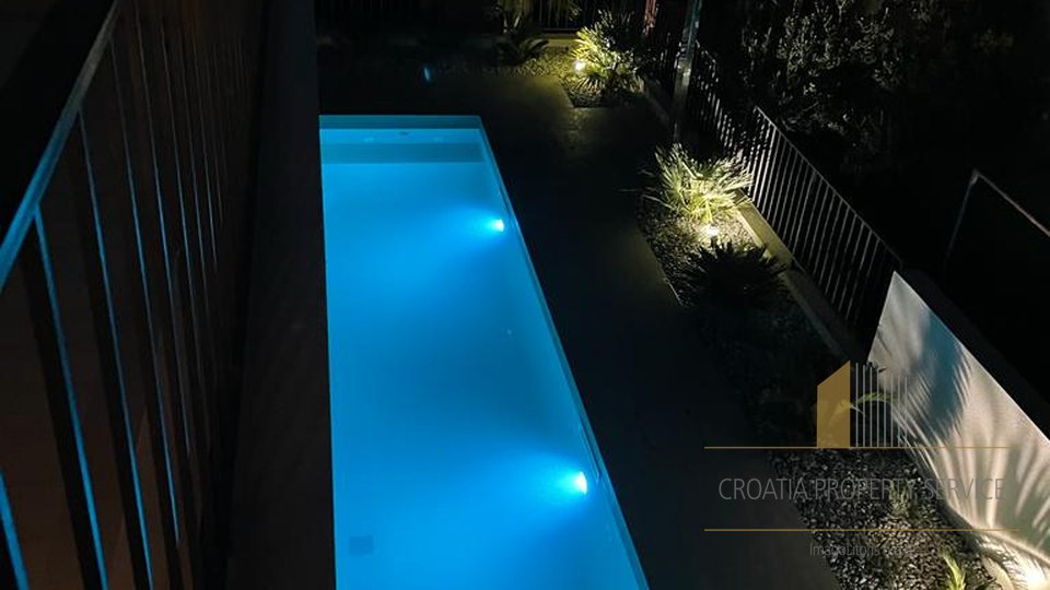 Современная вилла с бассейном в фантастическом месте во 2-м ряду от моря на полуострове Чиово!