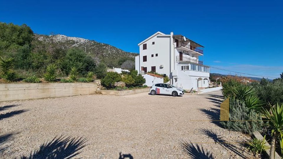Apartmanska kuća s predivnim  pogledom na more na – otok Hvar!