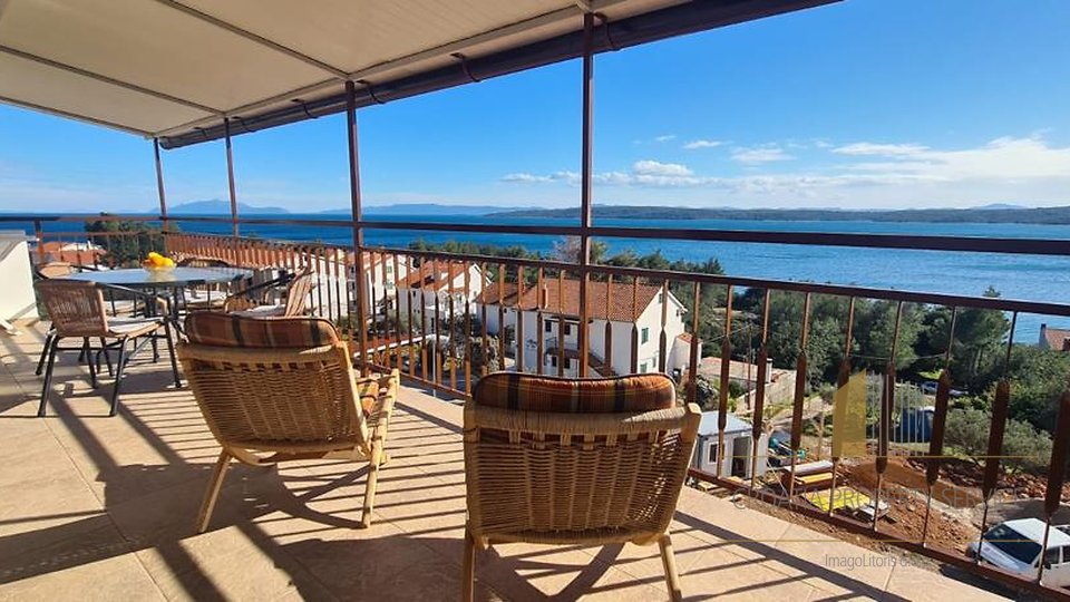 Apartmajska hiša s čudovitim pogledom na morje na - otok Hvar!
