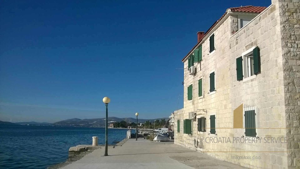 Wundervolles Palazzo-Gebäude am Meer zur Renovierung, Kastela!