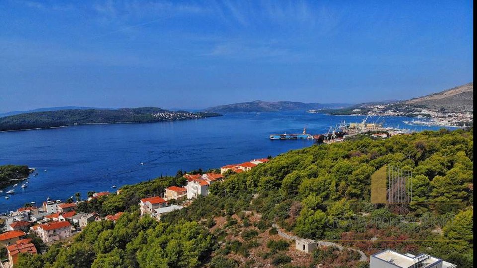 Building land of 20000 m2 only 100m from the sea - Trogir!