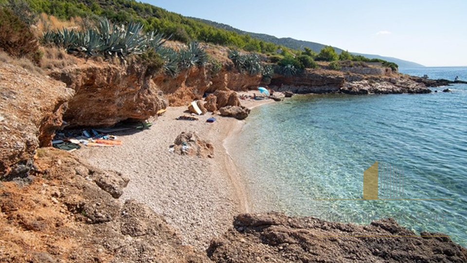 Building land in an attractive location overlooking the sea - the island of Hvar!