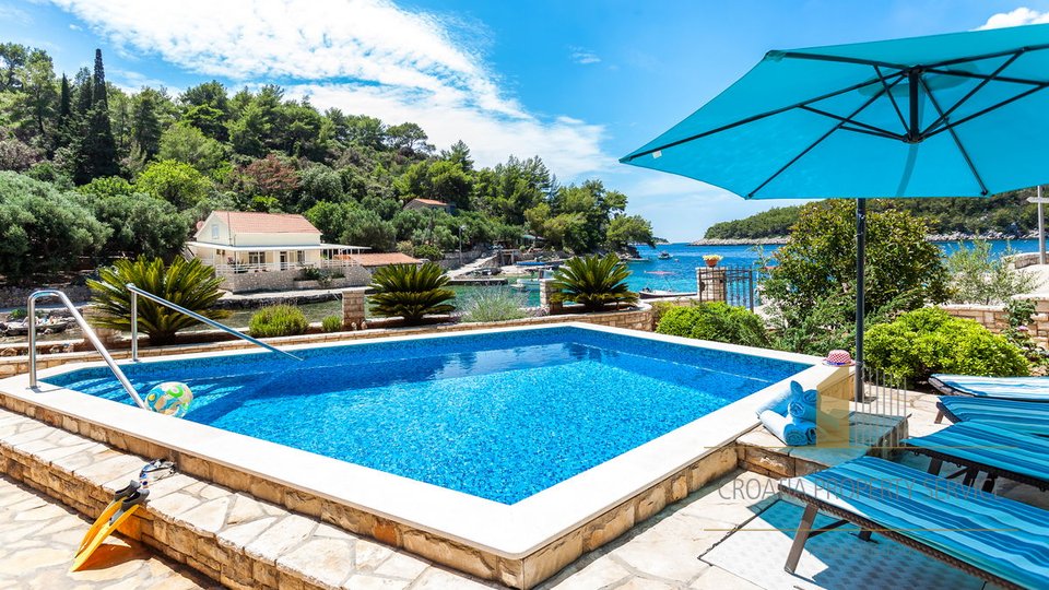 Šarmantna vila s bazenom prvi red do mora na otoku Korčuli!