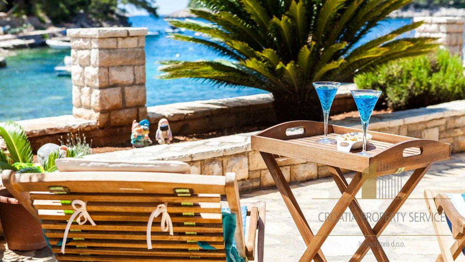 Šarmantna vila s bazenom prvi red do mora na otoku Korčuli!