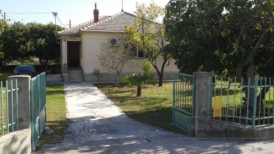 Povoljna kuća s lijepim vrtom u predgrađu Splita, Solin!