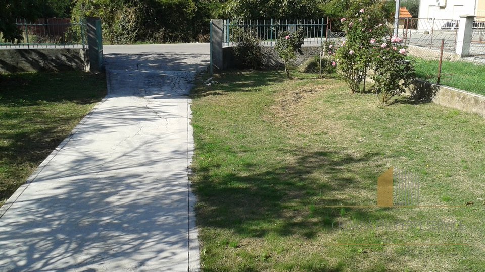 Cheap house with beautiful garden in the outskirts of Split in Solin!