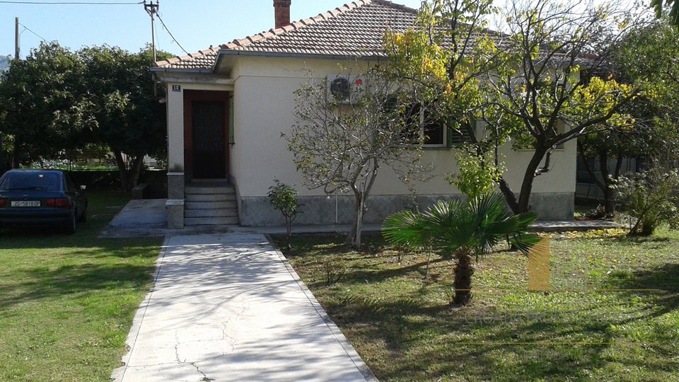 Preiswertes Haus mit schönem Garten am Stadtrand von Split in Solin!