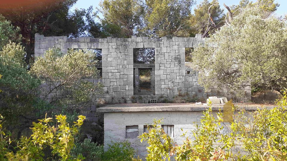 Building land of 2644m2 with a stone house on the island of Solta!