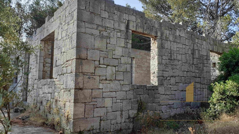 Building land of 2644m2 with a stone house on the island of Solta!