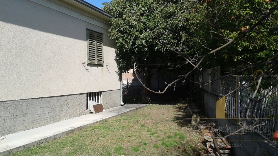 Cheap house with beautiful garden in the outskirts of Split in Solin!