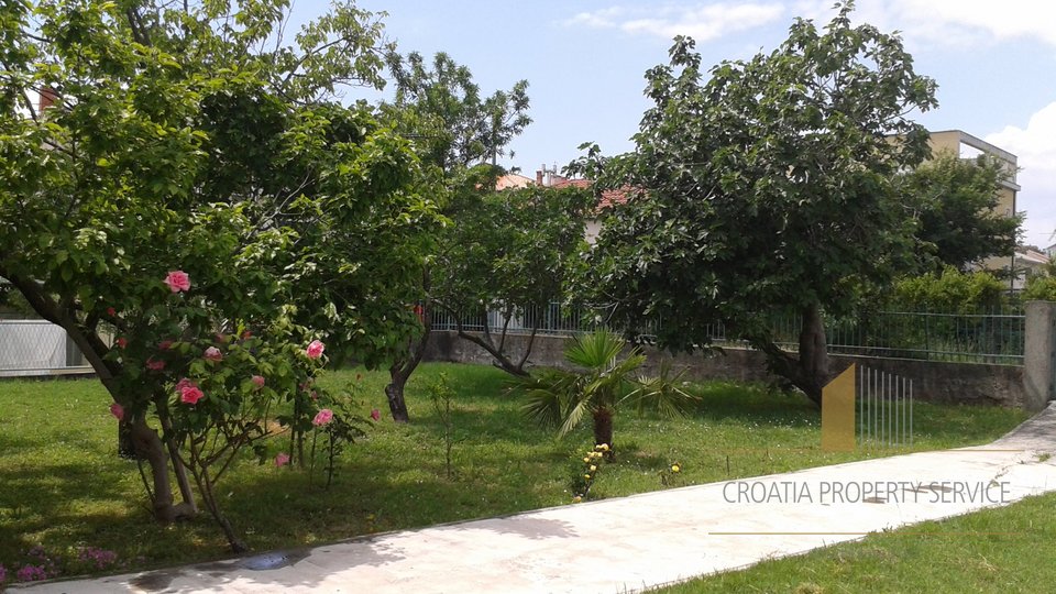 Povoljna kuća s lijepim vrtom u predgrađu Splita, Solin!