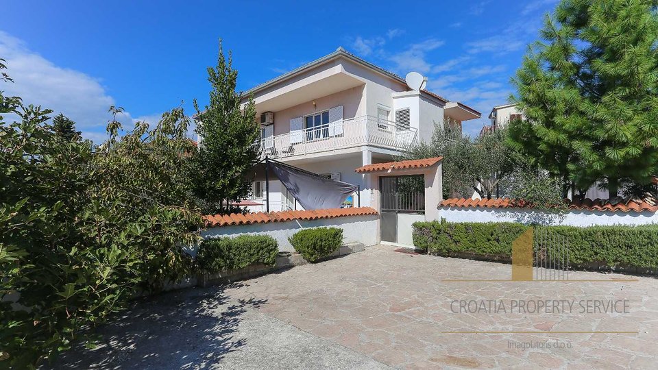 Hiša na odlični lokaciji 120 m od plaže na otoku Čiovo blizu Trogirja!