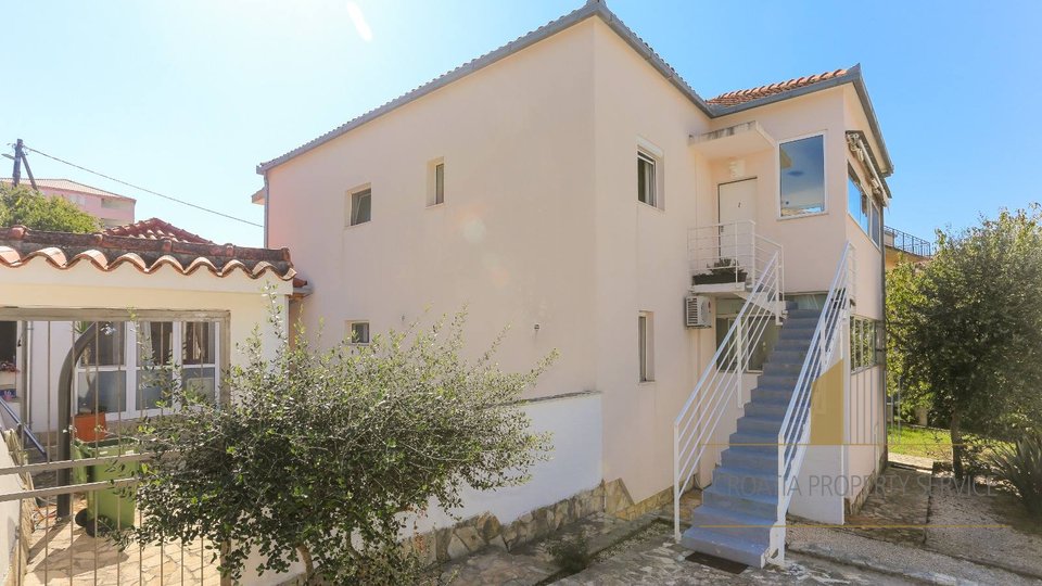 Haus in toller Lage 120 m vom Strand entfernt auf der Insel Ciovo bei Trogir!