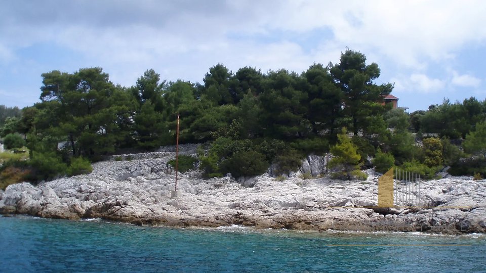 Building land of 1200m2 in an exceptional location first row to the sea - the island of Korcula!