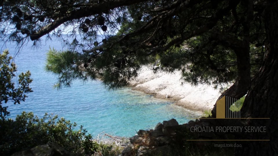 Building land of 1200m2 in an exceptional location first row to the sea - the island of Korcula!