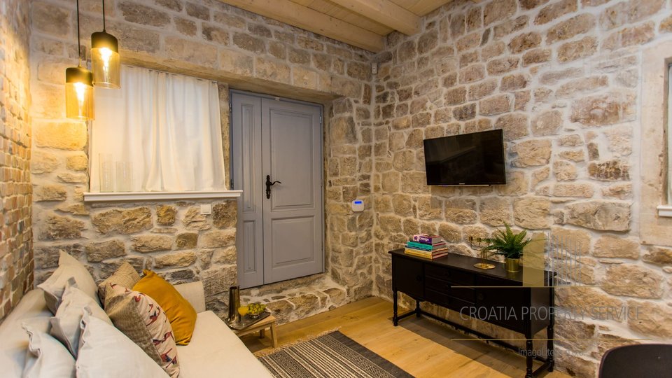 Charming stone house in a row, 20 m from the sea - Kastel Stari!