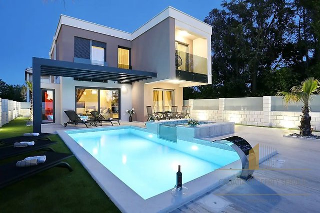 Neue moderne Villa mit Pool 200 m vom Strand in Zaton!