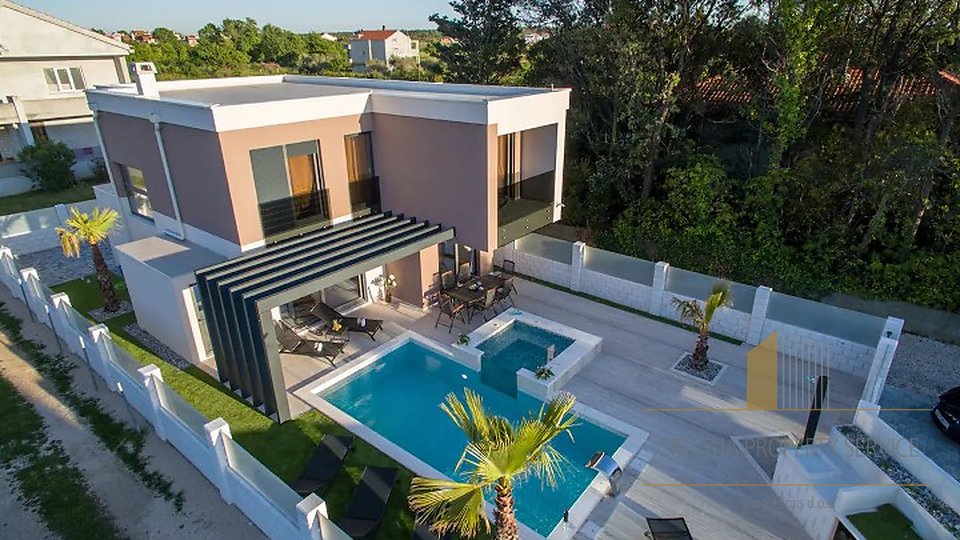Nova moderna vila z bazenom 200m od plaže v Zatonu!