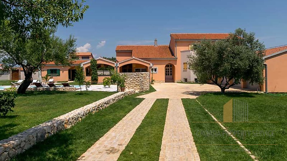 Eine wunderschöne Villa von 730m2 mit einem fantastischen Garten in der Nähe von Zadar!