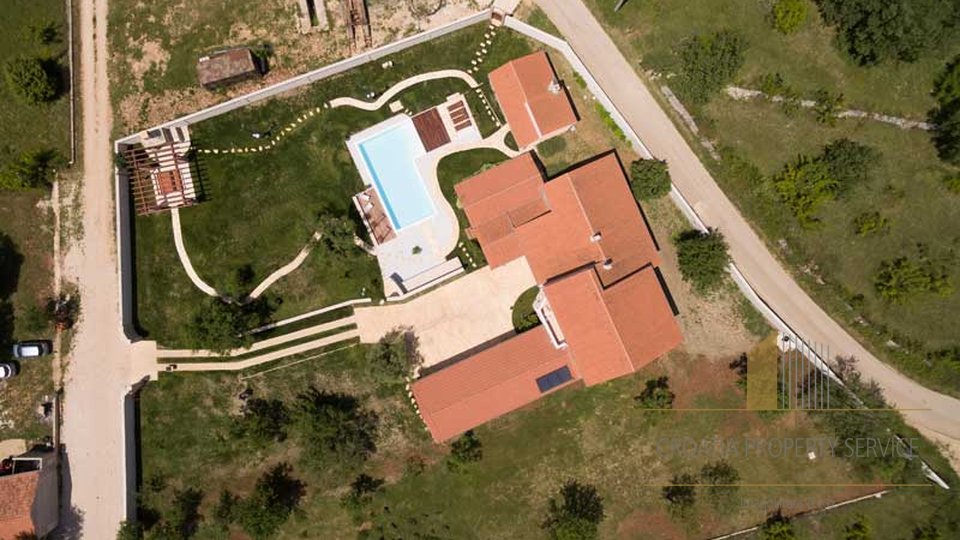 Eine wunderschöne Villa von 730m2 mit einem fantastischen Garten in der Nähe von Zadar!