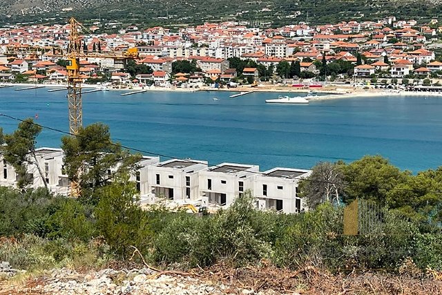 Baugrundstück mit Blick auf das Meer und die Stadt Trogir! – Die Insel Čiovo!