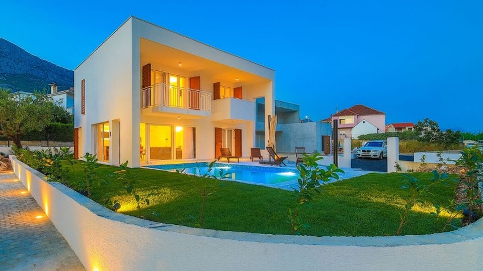 New villa with pool in modern style in Kaštela!
