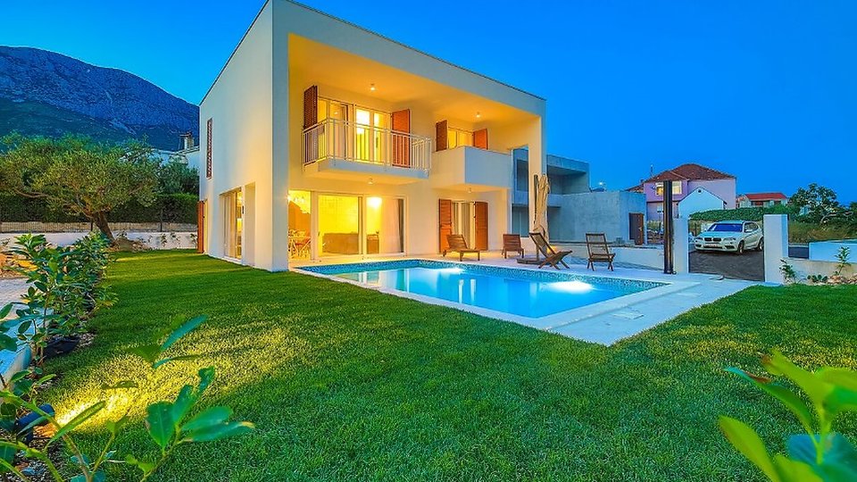 Neue Villa mit Pool im modernen Stil in Kaštela!