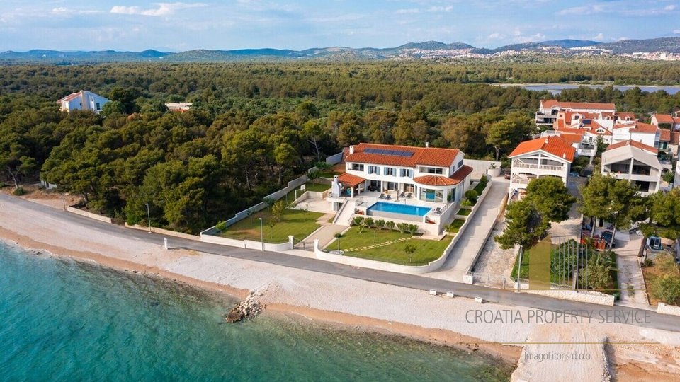 Luxusvilla von 1000m2, erste Reihe am Meer in Šibenik!
