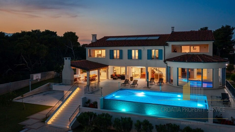 Luxury villa of 1000m2, first row by the sea in Šibenik!