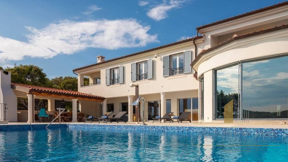 Luxury villa of 1000m2, first row by the sea in Šibenik!