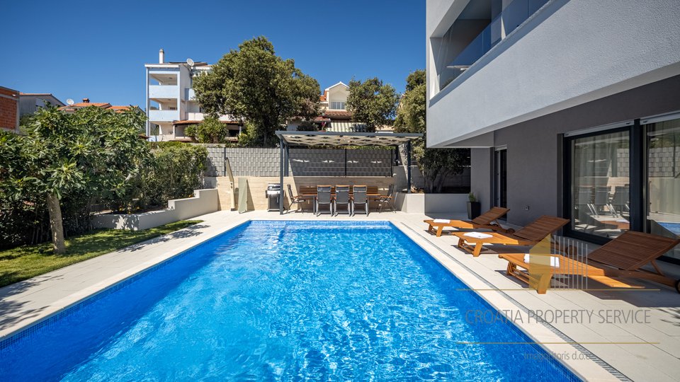 Luksuzna vila na odličnoj lokaciji 50m od plaže u okolici Zadra!