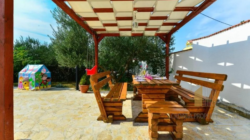 A beautiful house with a pool in a quiet neighborhood in Zadar!
