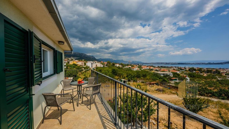 Apartment villa with sea view in Kaštel Gomilica!