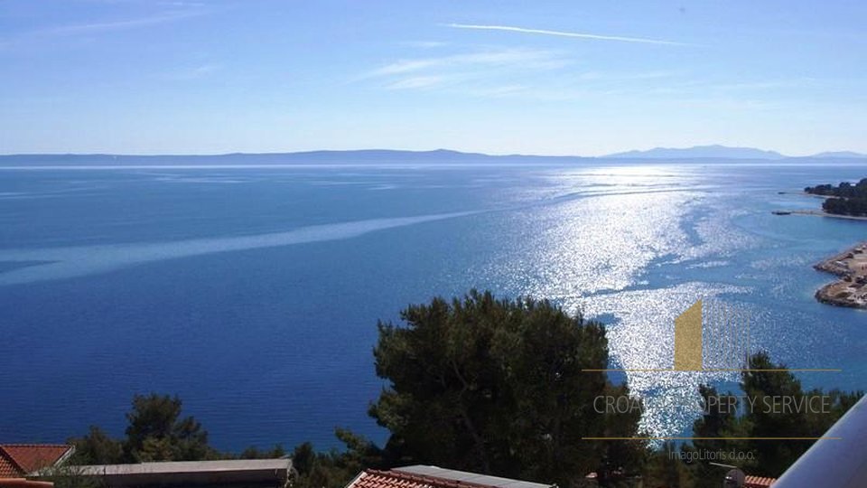 Apartment house with a fascinating sea view, only 100 m from the beach! Baska Voda!