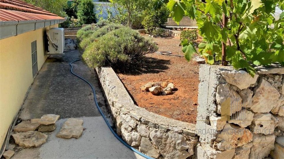 Detached house in an attractive location only 30 m from the sea! The island of Hvar!