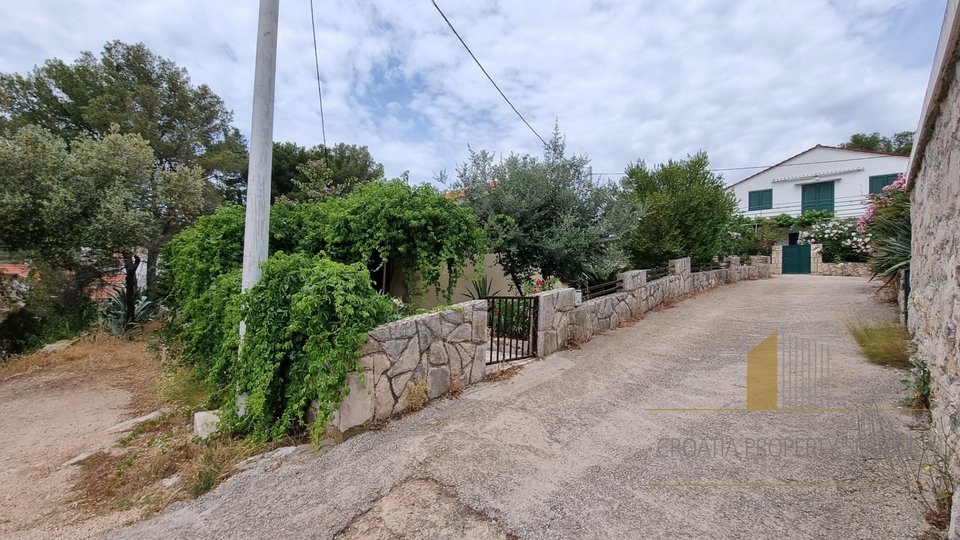 Detached house in an attractive location only 30 m from the sea! The island of Hvar!