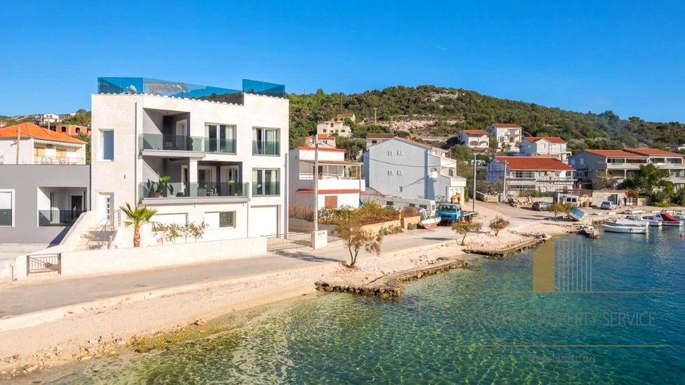 Elegantna vila prvi red do mora na Trogirskoj rivijeri!