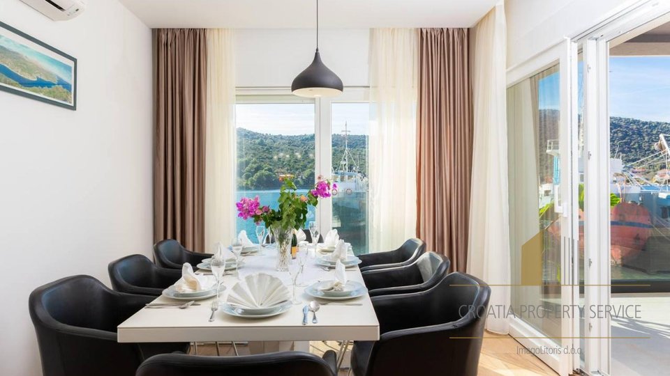 Beautiful elegant villa first row to the sea on the Trogir Riviera!