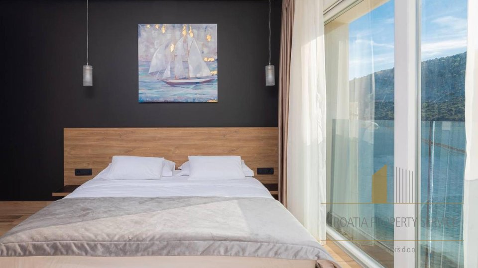 Elegante Villa in erster Reihe zum Meer an der Riviera von Trogir!