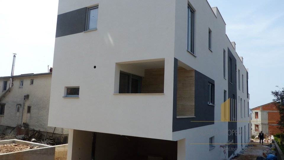 Modern two-story apartment with a roof terrace 45 m from the sea in the vicinity of Zadar!