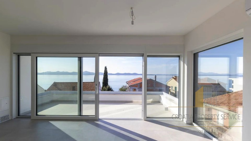 Moderne zweistöckige Wohnung mit Dachterrasse 45 m vom Meer entfernt in der Nähe von Zadar!